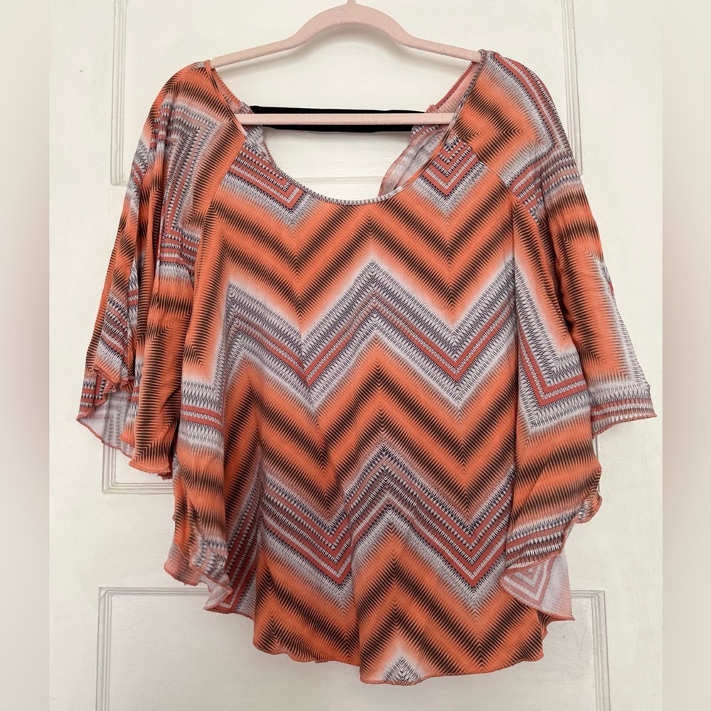 Unique Spectrum 2X Women’s Light & Flowy Top With Bell Sleeves ~ Used
